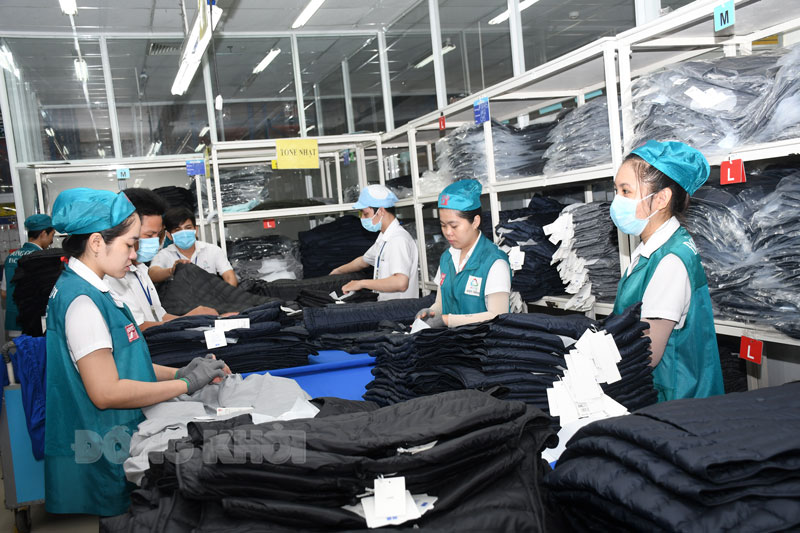 TP. Bến Tre quyết tâm hoàn thành chỉ tiêu kế hoạch năm 2021 Giờ làm việc của công nhân Công ty May Việt Hồng. (Ảnh tư liệu)