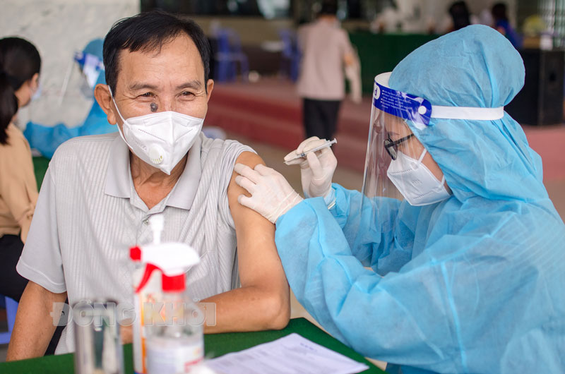 Chiều ngày 24-10-2021, tỉnh có 6 ca mắc Covid-19 Có trên 63% dân số từ 18 tuổi trở lên tại tỉnh được tiêm mũi 1 vắc-xin phòng Covid-19.