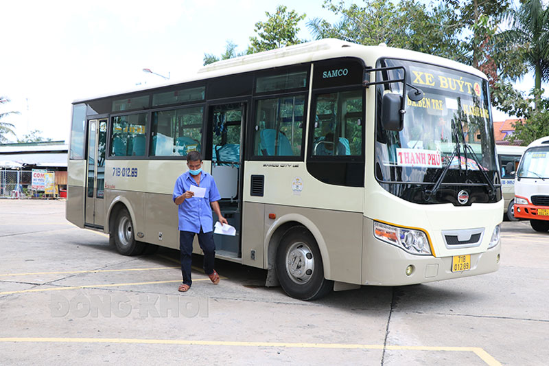 Trong ngày chạy đầu tiên, các chuyến xe buýt thưa vắng khách.