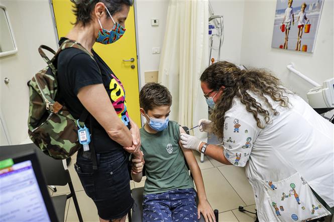 Một em nhỏ được tiêm vaccine ngừa COVID-19 của Pfizer/BioNTech tại thành phố Holon, Israel ngày 21-6-2021. Ảnh: AFP/TTXVN