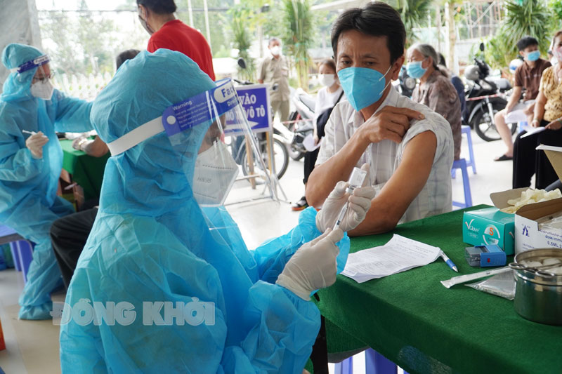 Tiêm vắc-xin phòng Covid-19.