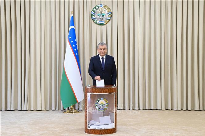 Tổng thống Uzbekistan Shavkat Mirziyoyev bỏ phiếu trong cuộc bầu cử Tổng thống tại điểm bầu cử ở Tashkent, Uzbekistan, ngày 24-10-2021. Ảnh: AFP/TTXVN