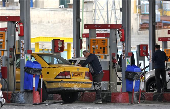 Người dân đổ xăng cho phương tiện tại Tehran, Iran. Ảnh: AFP/TTXVN