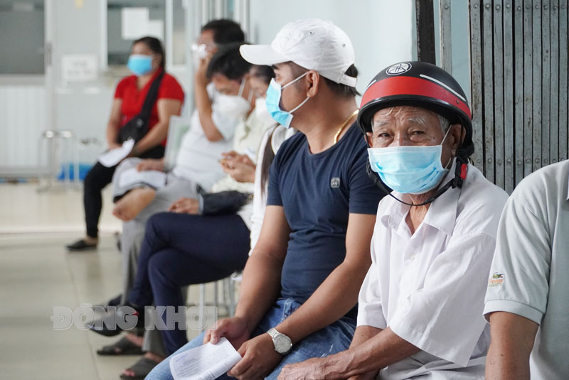 Người dân tham gia tiêm vắc-xin phòng Covid-19.