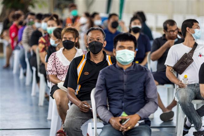 Đông Âu thành tâm dịch mới; Thế giới xấp xỉ 5 triệu ca tử vong Người dân chờ được tiêm vaccine ngừa COVID-19 tại Bangkok, Thái Lan ngày 8-9-2021. Ảnh: AFP/TTXVN