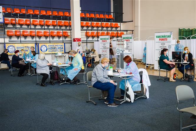 Đông Âu thành tâm dịch mới; Thế giới xấp xỉ 5 triệu ca tử vong Một điểm tiêm chủng vaccine ngừa COVID-19 tại Ventspils, Latvia. Ảnh: AFP/TTXVN