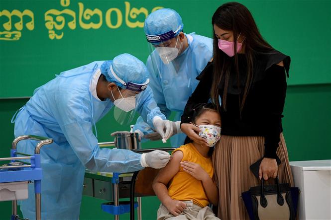 Đông Âu thành tâm dịch mới; Thế giới xấp xỉ 5 triệu ca tử vong Tiêm vaccine ngừa COVID-19 cho trẻ nhỏ ở Phnom Penh, Campuchia. Ảnh: AFP/TTXVN