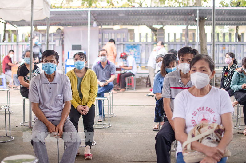 Người dân tham gia tiêm vắc-xin phòng Covid-19.