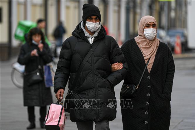 Thế giới vượt 246 triệu ca mắc; Mỹ, Nga đều trên 1.000 ca tử vong mới Người dân đeo khẩu trang phòng dịch COVID-19 tại Moskva, Nga, ngày 20-10-2021. Ảnh: THX/TTXVN