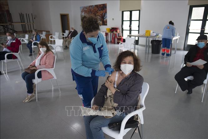 Thế giới vượt 246 triệu ca mắc; Mỹ, Nga đều trên 1.000 ca tử vong mới Nhân viên y tế tiêm vaccine COVID-19 cho người dân tại Ronda, Italy ngày 23-4-2021. Ảnh: AFP/TTXVN