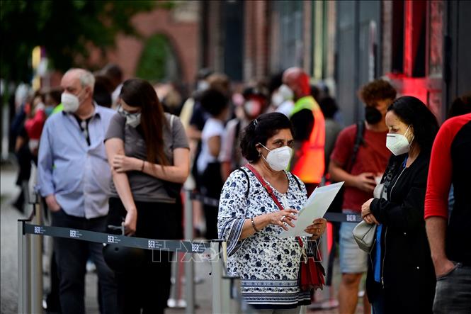 Thế giới vượt 246 triệu ca mắc; Mỹ, Nga đều trên 1.000 ca tử vong mới Người dân xếp hàng chờ tiêm vaccine phòng COVID-19 tại Berlin, Đức, ngày 9-8-2021. Ảnh: AFP/TTXVN