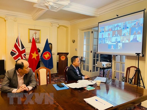 Đại sứ Nguyễn Hoàng Long tham dự cuộc gặp trực tuyến tại trụ sở Đại sứ quán Việt Nam tại Anh. (Ảnh minh họa: TTXVN phát)