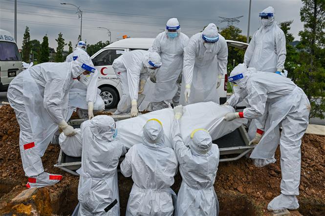 Chôn cất bệnh nhân tử vong do COVID-19 tại một nghĩa trang ở Kuala Lumpur, Malaysia. Ảnh: AFP/TTXVN