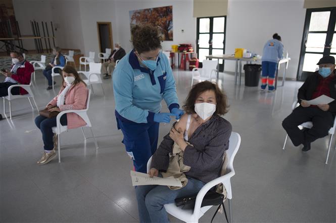 Nhân viên y tế tiêm vaccine phòng COVID-19 cho người dân tại Ronda, Tây Ban Nha, ngày 23-4-2021. Ảnh: AFP/ TTXVN