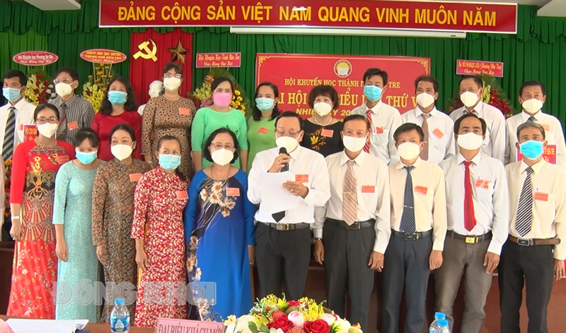 Ban chấp hành Hội Khuyến học thành phố nhiệm kỳ 2021-2026 ra mắt hạ quyết tâm. Ảnh: Hồng Quốc