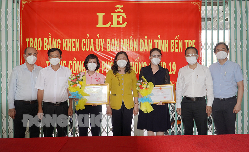 Trao bằng khen của UBND tỉnh cho 3 cá nhân có thành tích trong công tác phòng, chống dịch Đại biểu và cá nhân nhận bằng khen của UBND tỉnh chụp ảnh lưu niệm.
