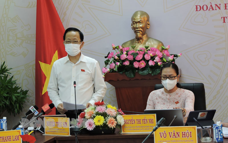 Trưởng Đoàn đại biểu Quốc hội đơn vị tỉnh Bến Tre Nguyễn Trúc Sơn điều hành thảo luận tại tổ. Ảnh: Phạm Tuyết