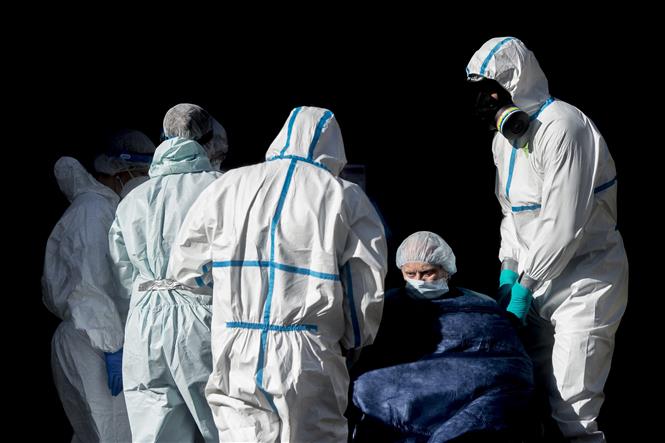  Chuyển bệnh nhân nhiễm COVID-19 tới bệnh viện ở Semily, CH Czech. Ảnh: AFP/TTXVN