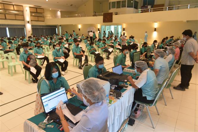 Một điểm tiêm vaccine ngừa COVID-19 tại Bangkok, Thái Lan ngày 21-10-2021. Ảnh: THX/TTXVN