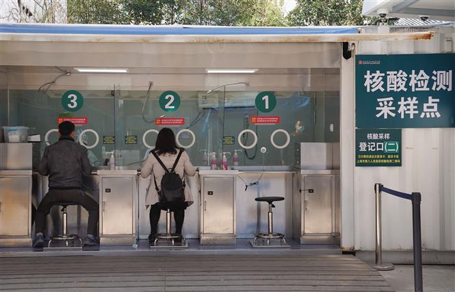 Nhân viên y tế lấy mẫu xét nghiệm COVID-19 cho người dân tại Thượng Hải, Trung Quốc, ngày 30-10-2021. Ảnh: THX/TTXVN