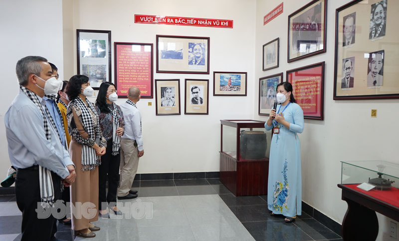 Đoàn công tác của UBND TP. Hồ Chí Minh tham quan Khu lưu niệm Nữ tướng Nguyễn Thị Định.