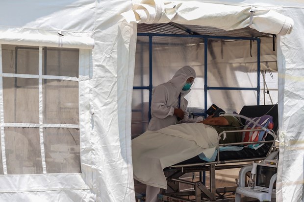 Điều trị cho bệnh nhân nhiễm COVID-19 tại bệnh viện ở Manila, Philippines. (Ảnh: AFP/TTXVN)