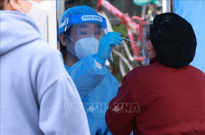 Ca mắc, tử vong mới ở Nga cao nhất thế giới; Dịch lan nhanh ở Trung Quốc Nhân viên y tế lấy mẫu xét nghiệm COVID-19 cho người dân tại Guro, Hàn Quốc ngày 30-10-2021. Ảnh: Yonhap/TTXVN