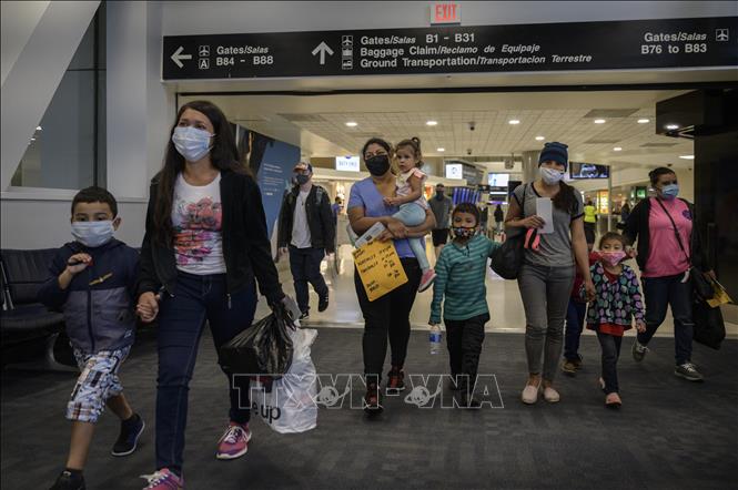 Ca mắc, tử vong mới ở Nga cao nhất thế giới; Dịch lan nhanh ở Trung Quốc Hành khách sau khi nhập cảnh tại sân bay ở bang Texas, Mỹ ngày 30-3-2021. Ảnh: AFP/TTXVN