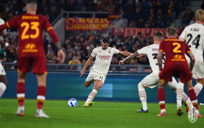 'Ông lão' Ibrahimovic nã roc-ket đánh sập Olimpico Ibrahimovic nã roc-ket tung lưới Roma