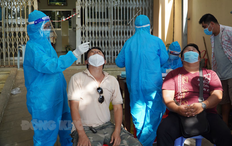 Xử lý hiệu quả, ngăn chặn dịch lây lan Lực lượng y tế test nhanh tầm soát các đối tượng có liên quan ca F0.