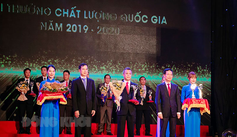 Ông Sumet Detsopha (đứng giữa) -  đại diện C.P. Bến Tre nhận cúp và hoa trong buổi lễ trao GTCLQG năm 2019-2020.