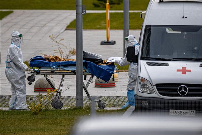 Thế giới chỉ ghi nhận 4.000 ca tử vong; Một loạt nước mở cửa trở lại Chuyển bệnh nhân nhiễm COVID-19 tới bệnh viện Kommunarka ở ngoại ô Moskva, Nga. Ảnh: AFP/TTXVN