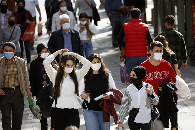 Thế giới chỉ ghi nhận 4.000 ca tử vong; Một loạt nước mở cửa trở lại Người dân đeo khẩu trang phòng dịch COVID-19 tại Ankara, Thổ Nhĩ Kỳ ngày 30-10-2021. Ảnh: THX/TTXVN