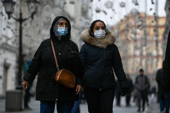Nga dẫn đầu thế giới số ca mắc mới và tử vong; Thêm nhiều nước mở cửa Người dân đeo khẩu trang phòng dịch COVID-19 tại Moskva, Nga, ngày 20-10-2021. Ảnh: THX/ TTXVN