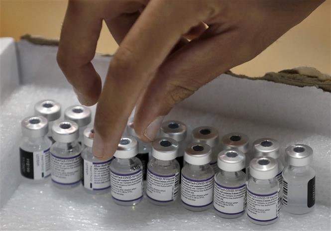 Nga dẫn đầu thế giới số ca mắc mới và tử vong; Thêm nhiều nước mở cửa Vaccine ngừa COVID-19 của hãng Pfizer/BioNTech. Ảnh: AFP/ TTXVN