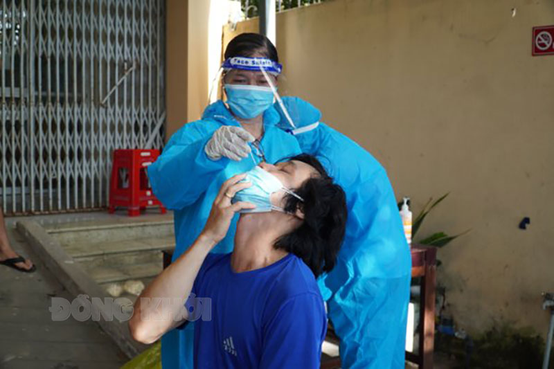 Trưa 2-11-2021, tỉnh có 3 ca mắc Covid-19 Test nhanh sàng lọc khu vực nguy cơ.