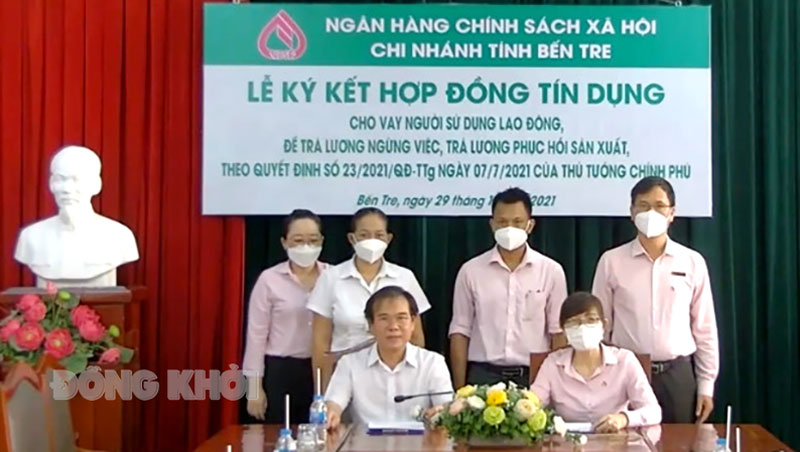 Ký kết hợp đồng vay vốn giữa NHCSXH và người sử dụng lao động.