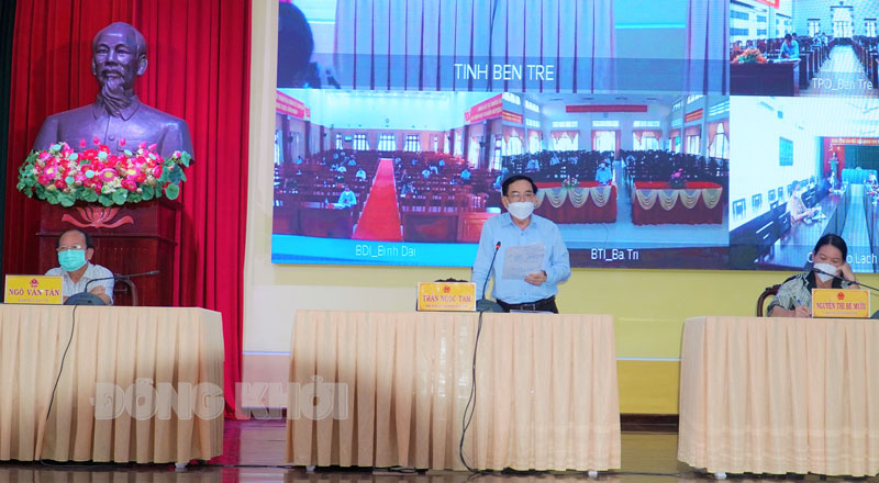 Chủ tịch UBND tỉnh Trần Ngọc Tam - Phó trưởng ban Thường trực Ban Chỉ đạo phòng chống dịch Covid-19 (BCĐ) tỉnh phát biểu tại cuộc họp.