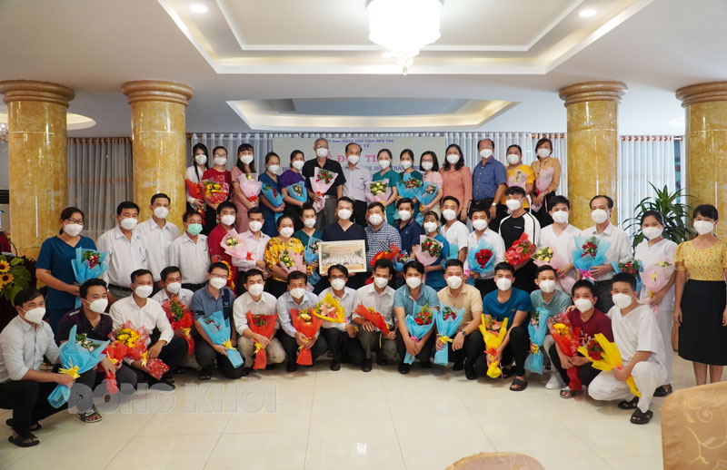 Đoàn cán bộ y tế tỉnh hoàn thành nhiệm vụ hỗ trợ TP. Hồ Chí Minh Đại biểu và đoàn cán bộ y tế chụp ảnh lưu niệm tại lễ đón tiếp.