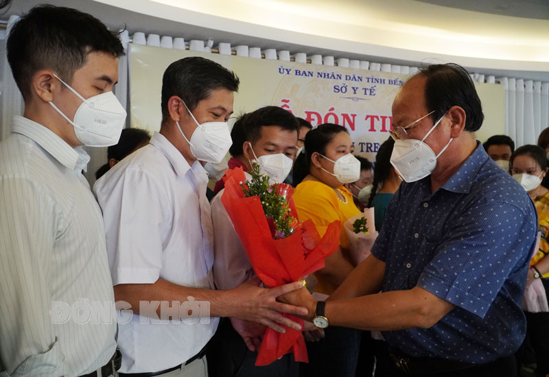 Đoàn cán bộ y tế tỉnh hoàn thành nhiệm vụ hỗ trợ TP. Hồ Chí Minh Tặng hoa chúc mừng đoàn cán bộ y tế tỉnh đã hoàn thành nhiệm vụ.