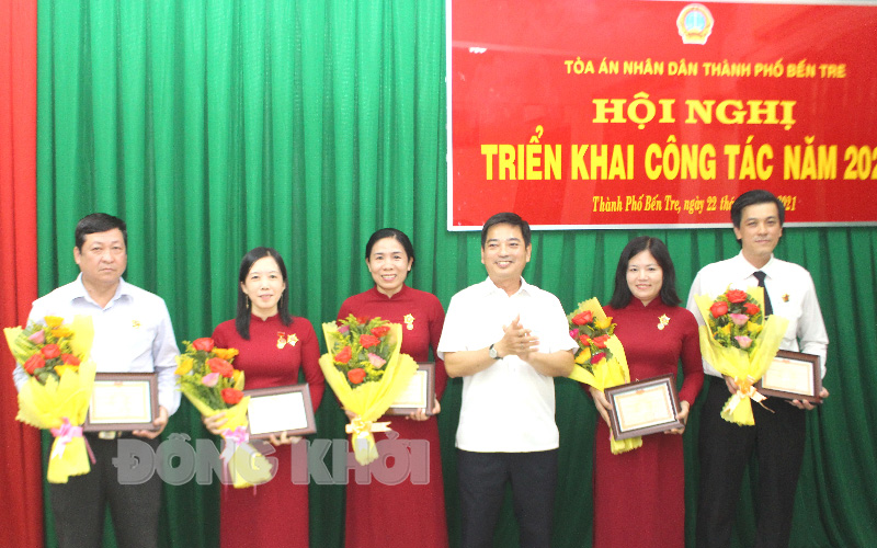 Đại biểu dự hội nghị triển khai công tác tòa án năm 2021 tại TAND TP. Bến Tre (ảnh tư liệu).