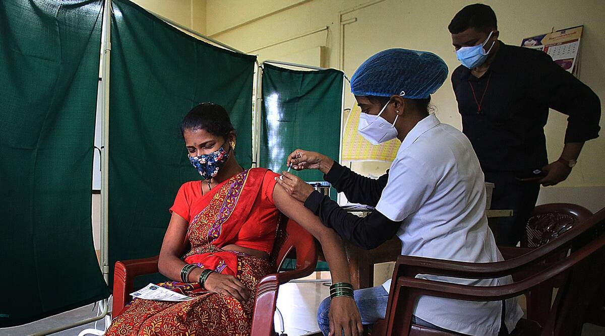 Tiêm vaccine Covaxin cho người dân Ấn Độ. Ảnh: IndianExpress