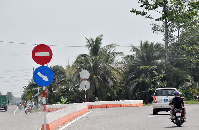 Lắp đặt dải phân cách đảm bảo an toàn giao thông tại ngã ba đường 173, đoạn xã An Hiệp, huyện Châu Thành.