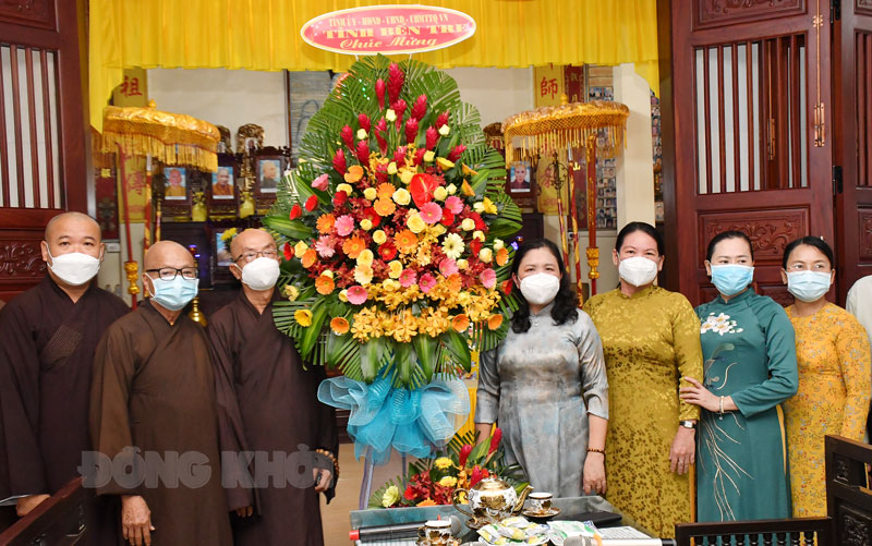 Thăm và chức mừng Ban Trị sự Giáo hội Phật giáo Việt Nam tỉnh Phó bí thư Thường trực Tỉnh ủy - Chủ tịch HĐND tỉnh Hồ Thị Hoàng Yến tặng hoa chúc mừng của Tỉnh ủy, HĐND, UBND, Ủy ban MTTQ Việt Nam tỉnh.