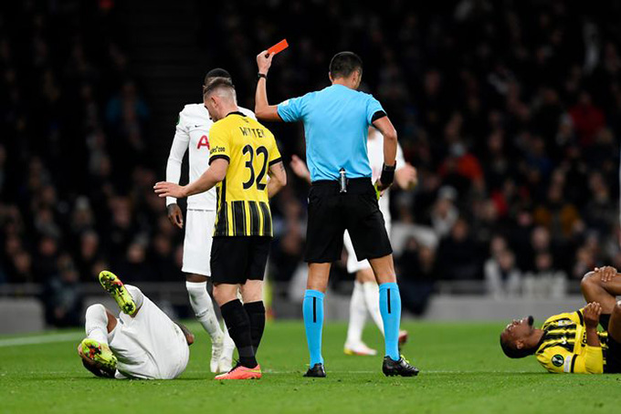 Conte ra mắt hú vía trong trận cầu 3 thẻ đỏ Trận Tottenham vs Vitesse có tới 3 thẻ đỏ