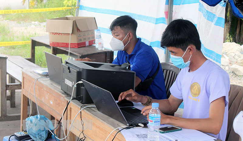 Lực lượng chức năng kiểm tra thông tin khai báo của công dân.