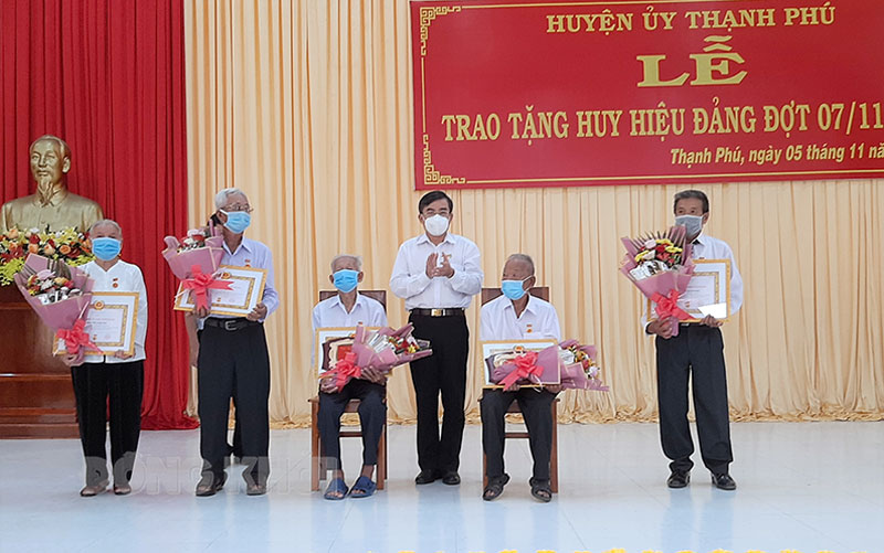 Trưởng Ban Dân vận Tỉnh ủy Bùi Văn Bia trao Huy hiệu Đảng cho đảng viên. Ảnh: Văn Minh