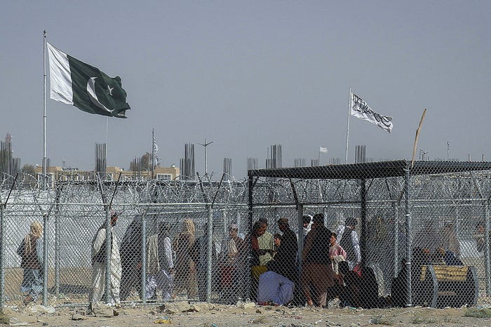 Vừa rút khỏi Afghanistan, Mỹ lại có nguy cơ sa vào cuộc chiến ở một nước khác Cờ Taliban tại biên giới Afghanistan-Pakistan. Ảnh: AFP