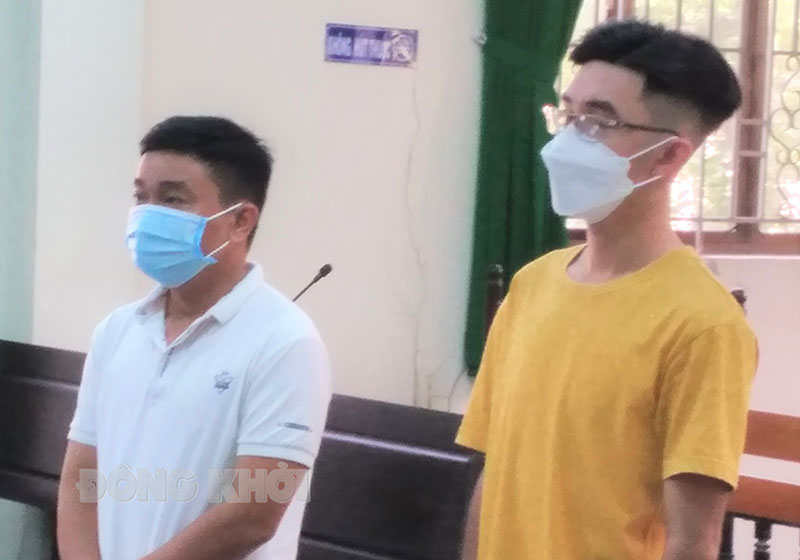 Bị cáo Tuyền (bên trái) và bị cáo Bảo tại phiên tòa.