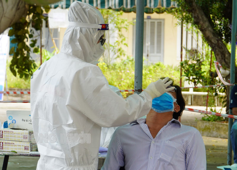 Sáng ngày 7-11-2021, tỉnh có 51 ca mắc Covid-19 Người dân tham gia test nhanh tầm soát Covid-19.